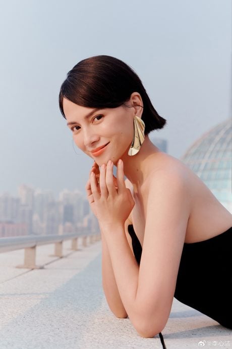 与佘诗曼同获“年度艺人”奖 李心洁嗨唱3曲