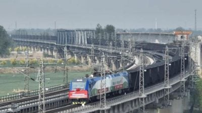 世界首例！中国3.5万吨级列车“串联”成功