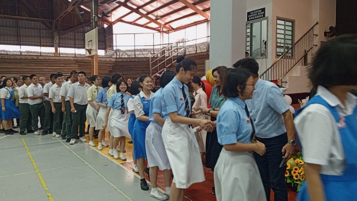 东《学记》:中华国民型华文中学中五与中六毕业生毕业典礼。