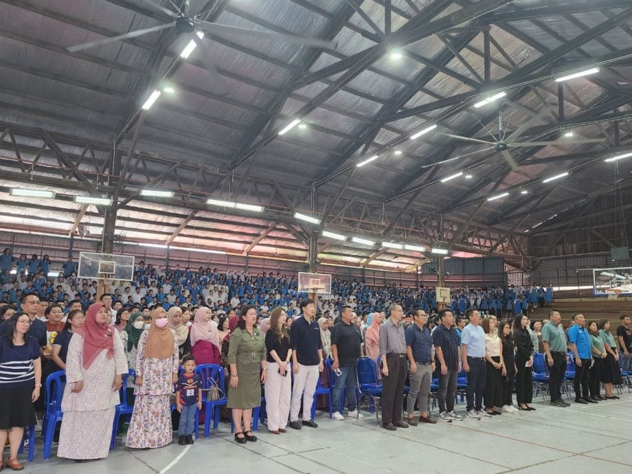 东《学记》:中华国民型华文中学中五与中六毕业生毕业典礼。