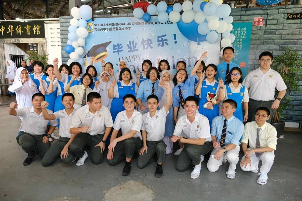 东《学记》:中华国民型华文中学中五与中六毕业生毕业典礼。