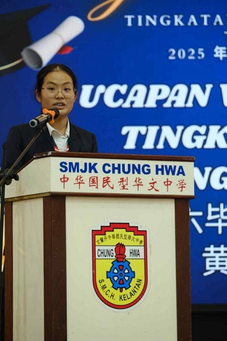 东《学记》:中华国民型华文中学中五与中六毕业生毕业典礼。