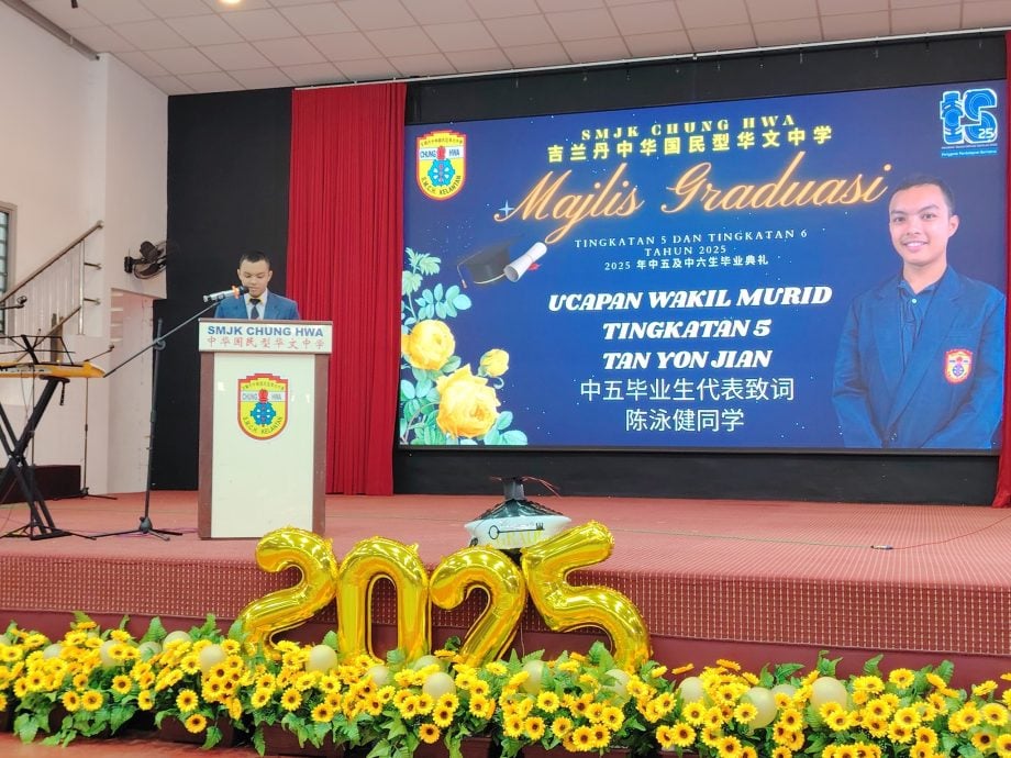 东《学记》:中华国民型华文中学中五与中六毕业生毕业典礼。