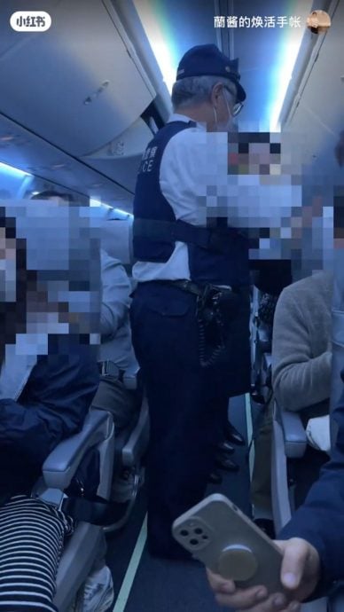 东京飞上海航班紧急返航 警带走生事男乘客