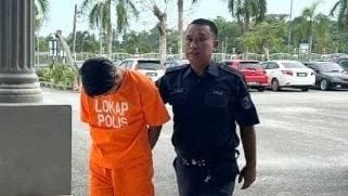 持刀抢劫杂货店被控  机修工不认罪保外