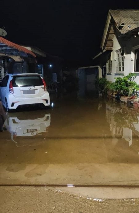 东(已签):民防部队哥打峇鲁分局近日在沙柏海滩进行大潮现象监测。