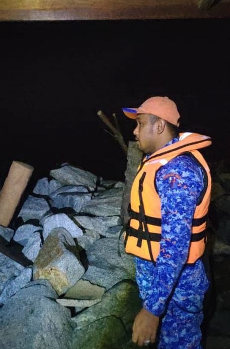 东(已签):民防部队哥打峇鲁分局近日在沙柏海滩进行大潮现象监测。