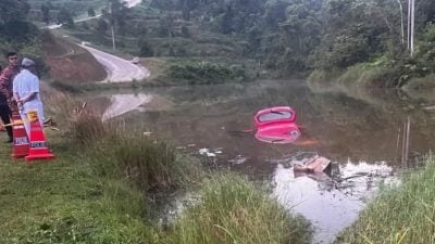 轿车坠入丹大校区湖泊 博士生死 乘客逃生 