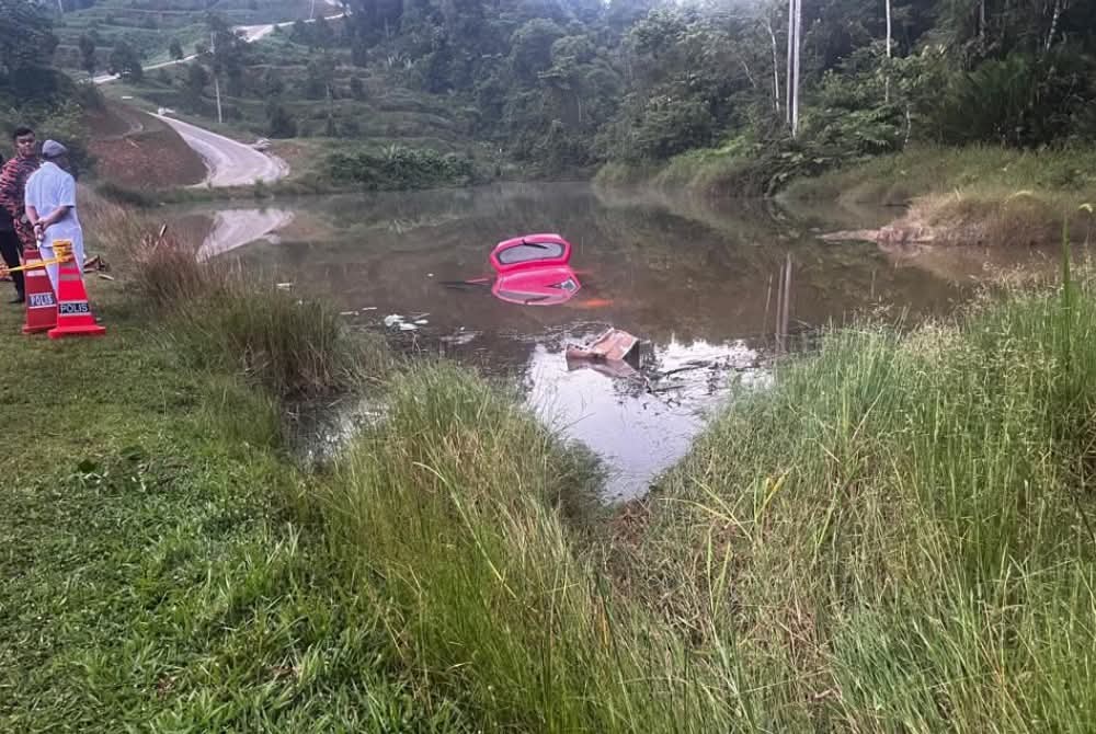 东(已签)：吉兰丹大学日里校区一名博士生昨天与友人乘坐的车辆失控后坠入湖中，导致一死一伤。  ​