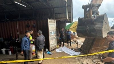 挖掘机挖斗翻倒  焊工遭压毙