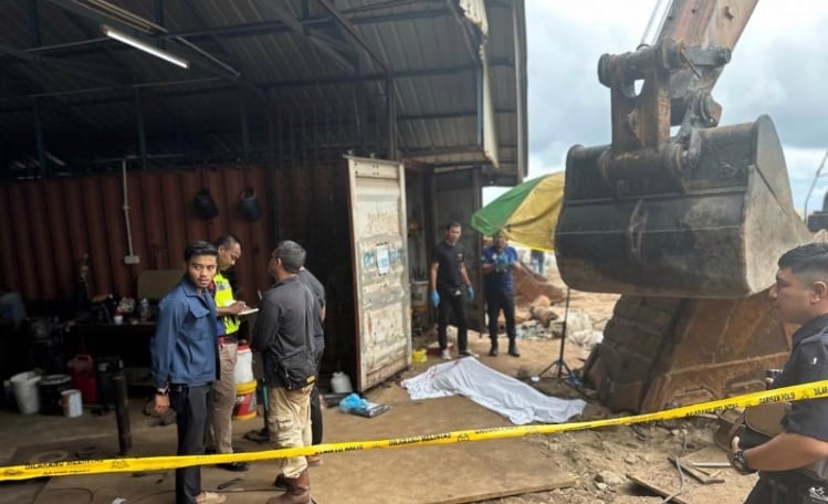 东:焊工不幸被挖掘机的挖斗压毙。