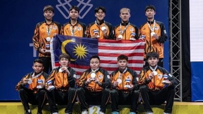 东运羽球赛| 男团失利后佐纳森痛心提醒  “国羽再不振作汤杯前景堪忧”