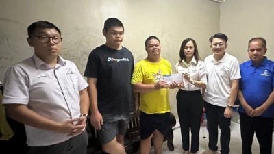 关怀中风病患 李政贤联同陈永和移交援助金