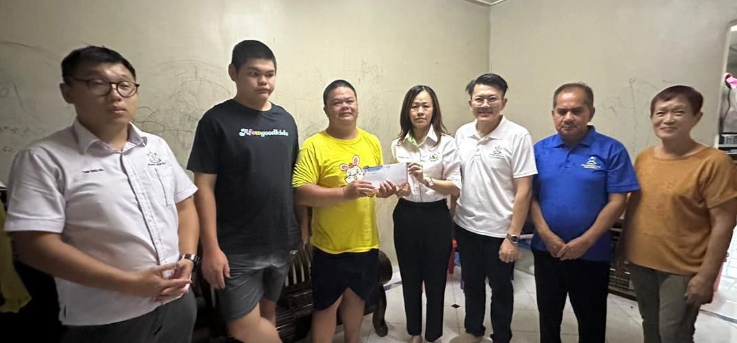 东:(已签发)李政贤和市议员关怀中风病患