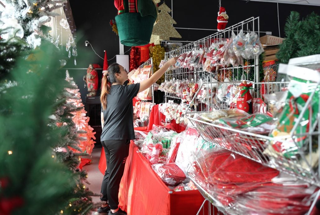 巨型丝带与充气圣诞老人等布置登场,今年的圣诞装饰吹起一股“巨型风”。