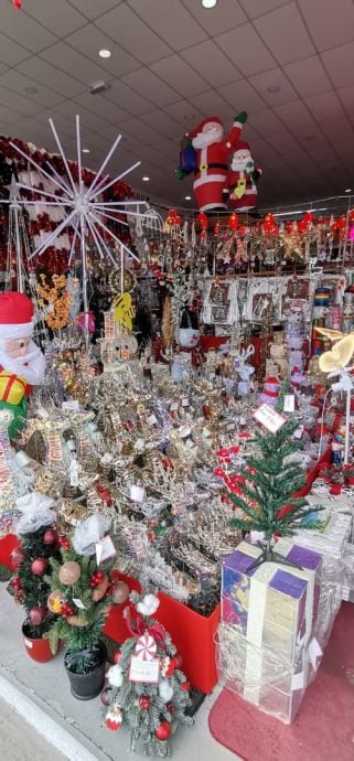 巨型丝带与充气圣诞老人等布置登场,今年的圣诞装饰吹起一股“巨型风”。