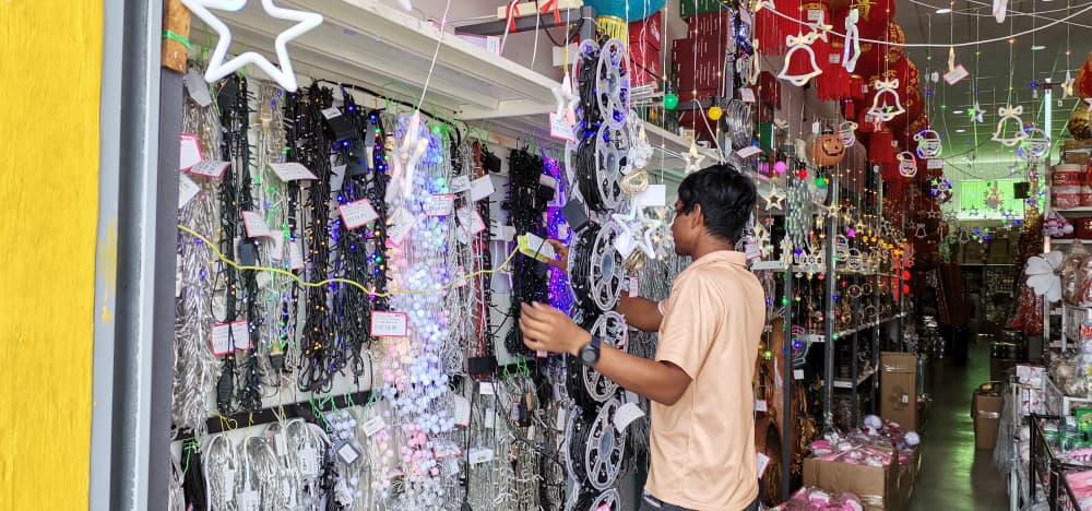 巨型丝带与充气圣诞老人等布置登场,今年的圣诞装饰吹起一股“巨型风”。