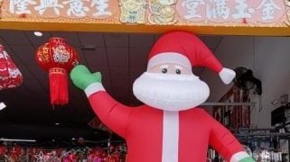 巨型丝带 充气圣诞老人登场 圣诞装饰吹“巨型风”