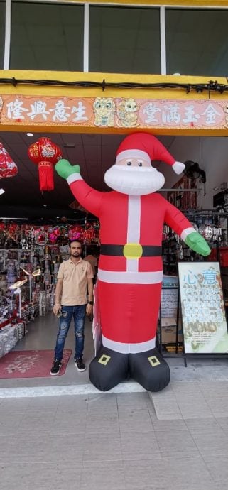 巨型丝带与充气圣诞老人等布置登场,今年的圣诞装饰吹起一股“巨型风”。