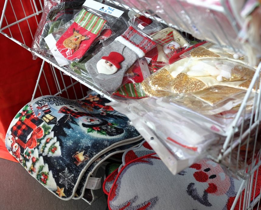 巨型丝带与充气圣诞老人等布置登场,今年的圣诞装饰吹起一股“巨型风”。