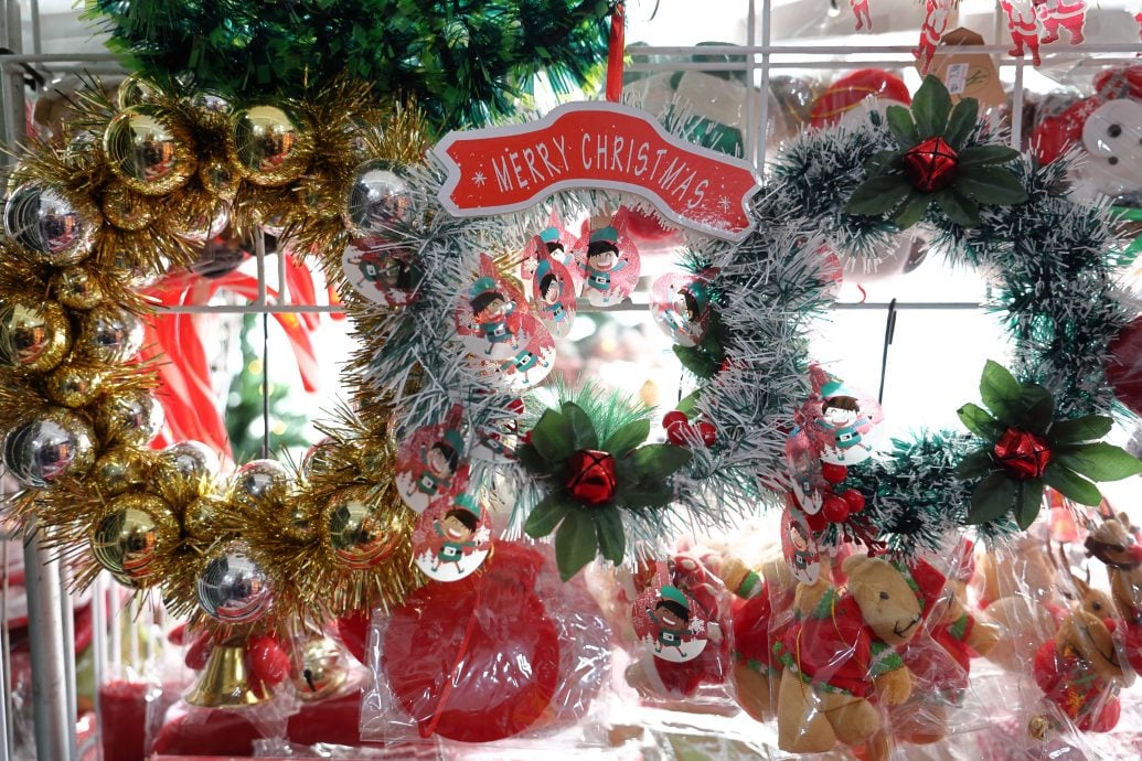 巨型丝带与充气圣诞老人等布置登场,今年的圣诞装饰吹起一股“巨型风”。