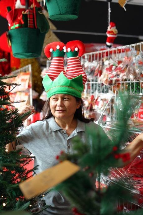 巨型丝带与充气圣诞老人等布置登场,今年的圣诞装饰吹起一股“巨型风”。