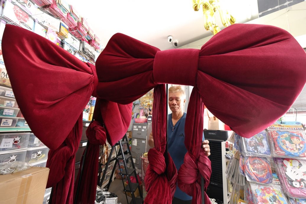 巨型丝带与充气圣诞老人等布置登场,今年的圣诞装饰吹起一股“巨型风”。