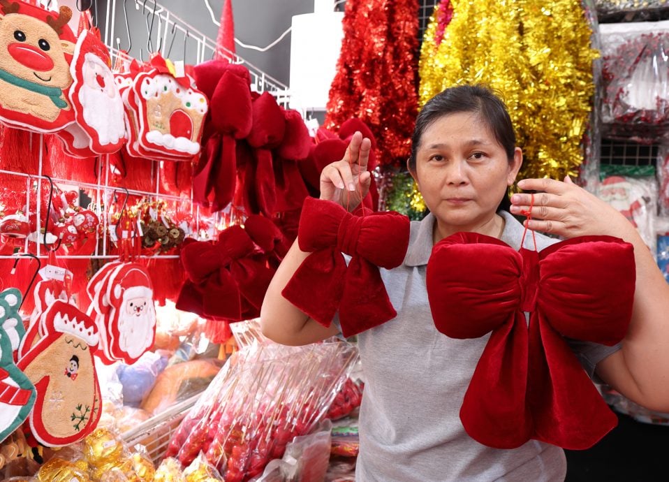 巨型丝带与充气圣诞老人等布置登场,今年的圣诞装饰吹起一股“巨型风”。