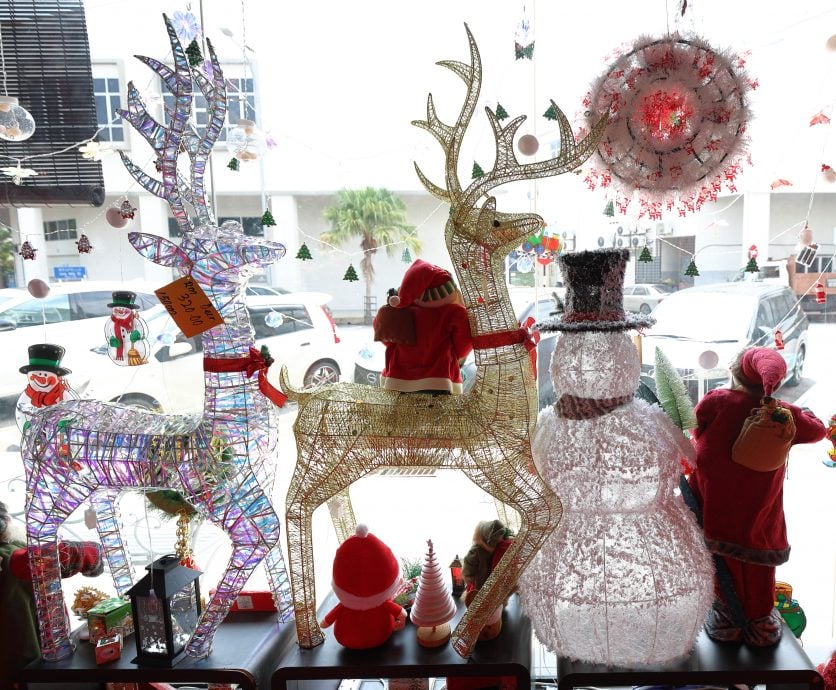 巨型丝带与充气圣诞老人等布置登场,今年的圣诞装饰吹起一股“巨型风”。