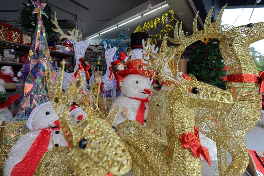 巨型丝带与充气圣诞老人等布置登场,今年的圣诞装饰吹起一股“巨型风”。