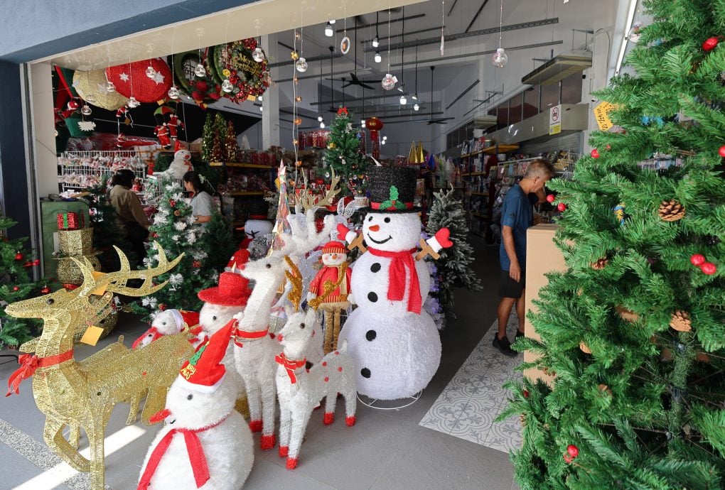 巨型丝带与充气圣诞老人等布置登场,今年的圣诞装饰吹起一股“巨型风”。