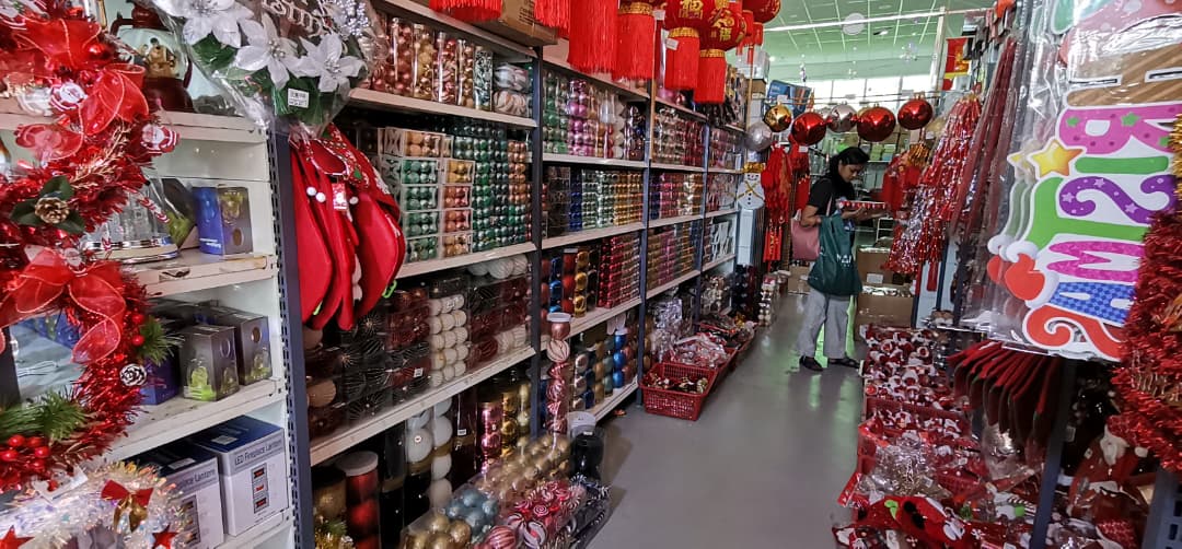 巨型丝带与充气圣诞老人等布置登场,今年的圣诞装饰吹起一股“巨型风”。