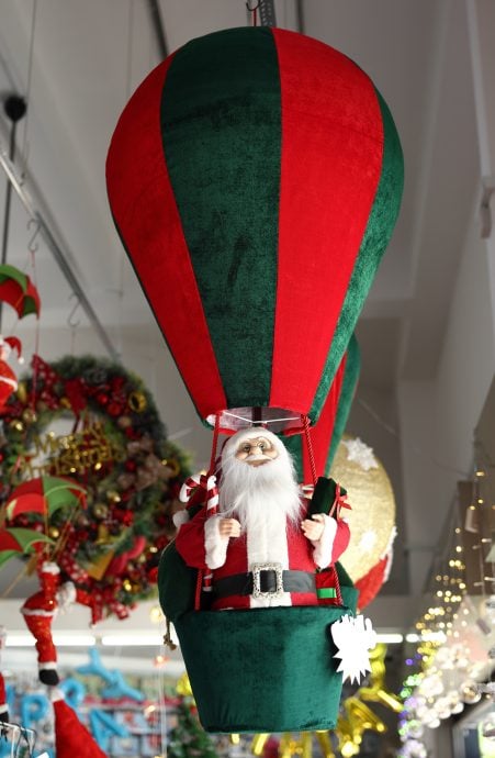 巨型丝带与充气圣诞老人等布置登场,今年的圣诞装饰吹起一股“巨型风”。