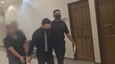 男老师涉强奸未成年学生不认罪  1.5万保外候审