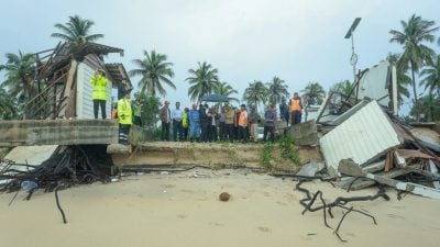 微风海滩遭海蚀  亭台坍塌 严重受损　
