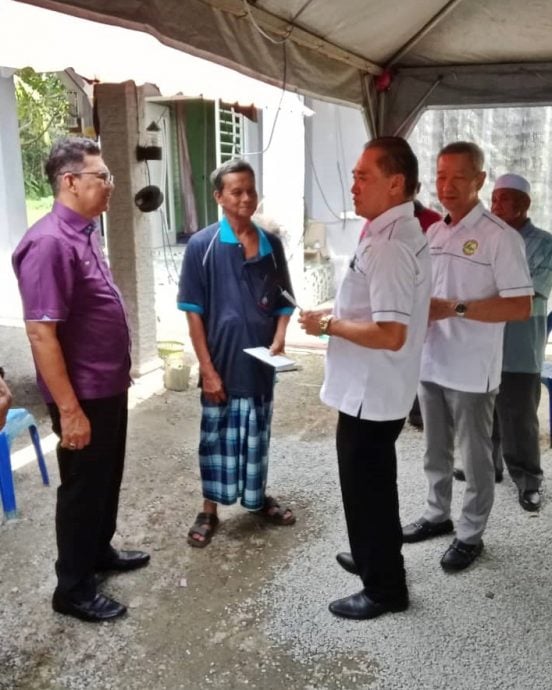 东(已签):吉兰丹木商公会移交5000令吉慰问金给月前遭野象攻击致死的伐木工头家属。