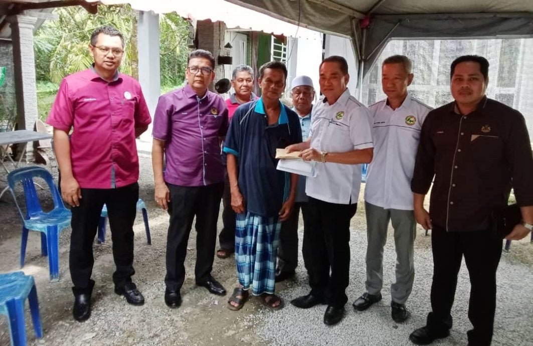 东(已签):吉兰丹木商公会移交5000令吉慰问金给月前遭野象攻击致死的伐木工头家属。