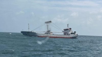 货船航行途中进水  海事机构救出15船员