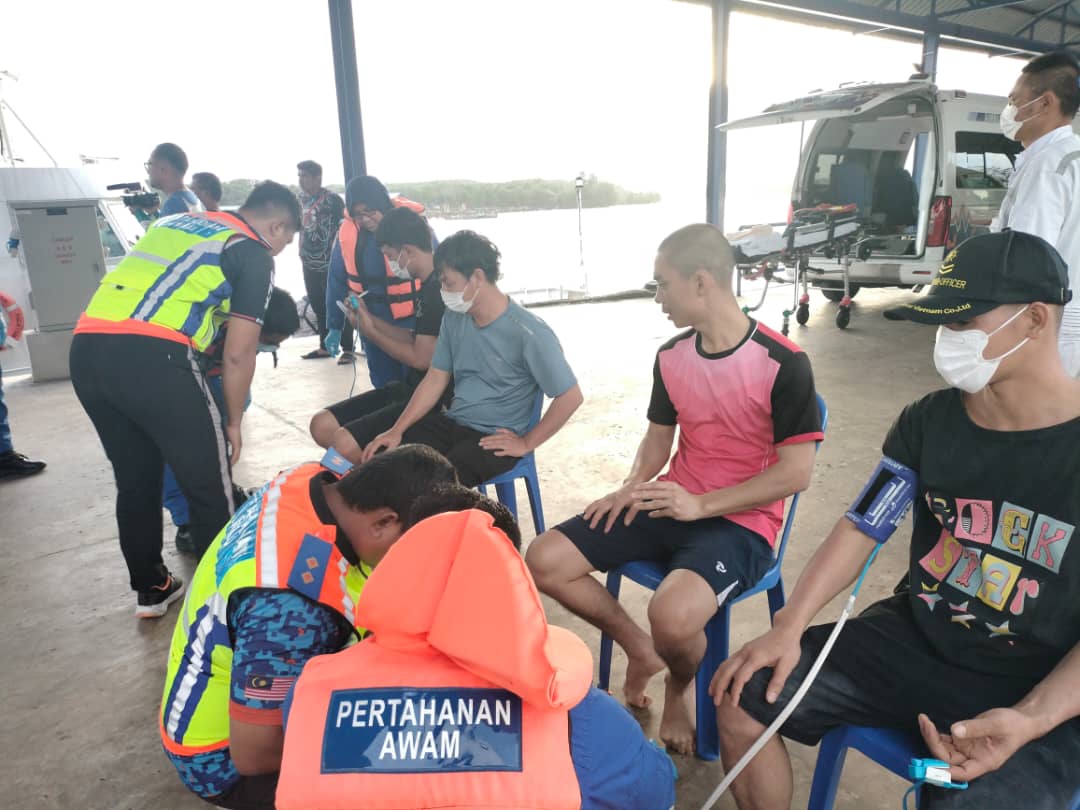 东:一艘自霹雳州红土坎开往越南的货船在航行途中发生严重进水,幸经大马海事执法机构快速反应与协调救援,成功救出船上15名船员。