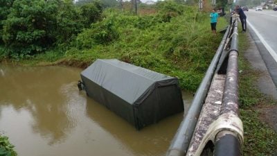 罗里闪避2摩托坠河 司机无恙