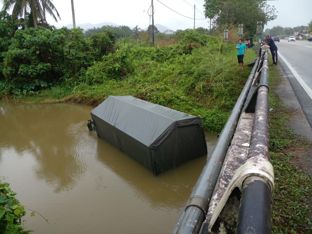 一辆从丹那美拉开往日里的罗里,在行驶至申杜河大桥时,为了闪避2辆摩托车而失控坠入河中。所幸罗里司机安全无恙。