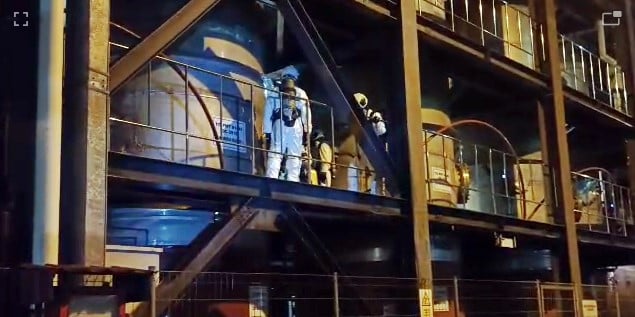 东:一间动物饲料加工厂的9名员工在清洗储罐时不慎吸入有毒气体,幸亏被同事及时发现并救出,所幸无生命危险。