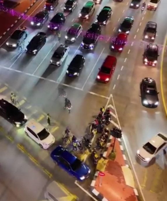 东:关丹交警展特别联合行动,开122罚单、9摩托车被充公。