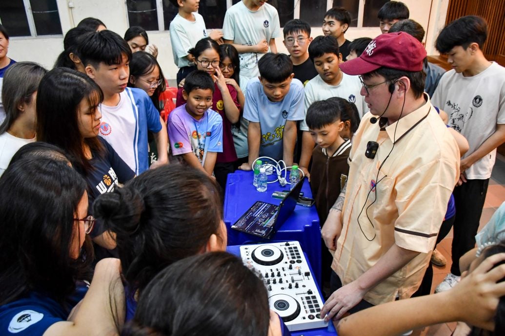 东：吉兰丹中华独中举办“DJ的创意与自我表达”讲座会，邀请大马知名DJ Point张和顺老师到校分享。