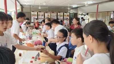 吉拉央华小办义卖 学生学习自主与责任