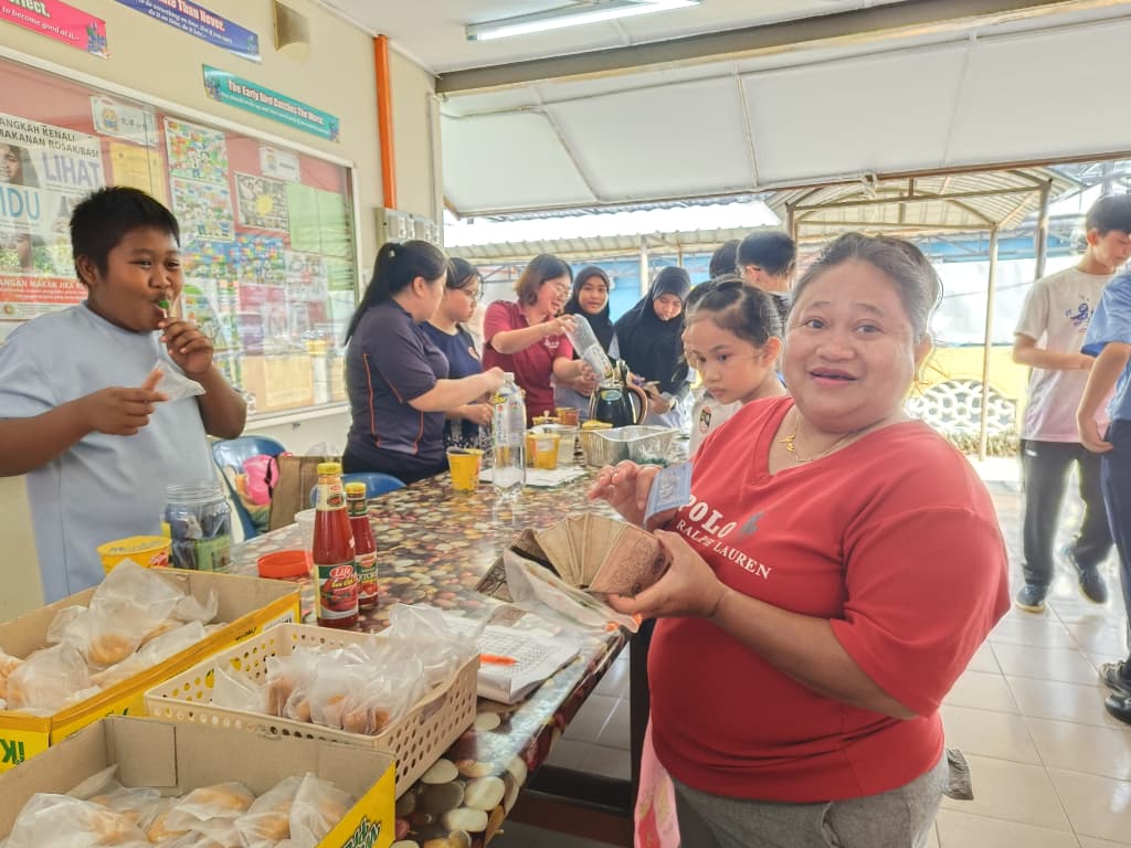 东:吉拉央华小义卖会学生学习良多
