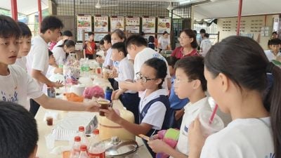 吉拉央华小义卖会 学生“做中学”中学习