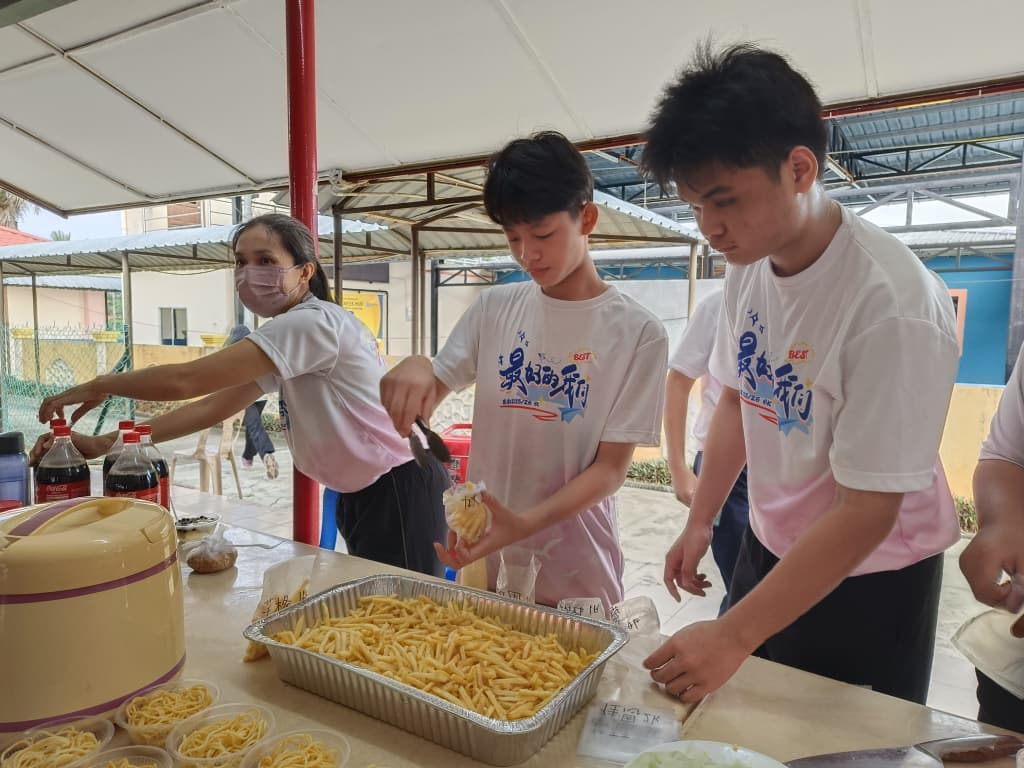 东:吉拉央华小义卖会学生学习良多