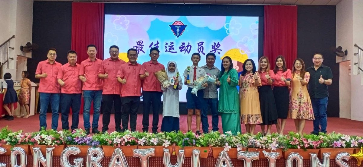 东:哥市中华小学于日前举行了2025/2026学年颁奖典礼,以表彰在学术成就、品德修养及课外活动中表现突出的学生。