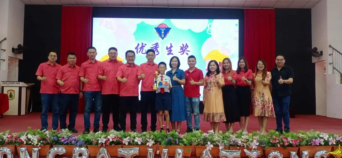 东:哥市中华小学于日前举行了2025/2026学年颁奖典礼,以表彰在学术成就、品德修养及课外活动中表现突出的学生。